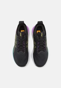 Zwarte sportieve schoenen met een meshstructuur, paarse en teal accenten, gele branding en ronde veters. Ontworpen voor comfort en prestaties.