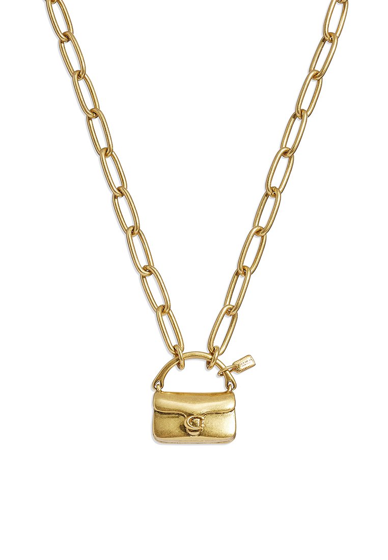 Złoty naszyjnik z łańcuszkiem, z małym wisiorkiem w kształcie torebki z zapięciem, o gładkiej powierzchni i wyraźnych ogniwach, zaprojektowany z myślą o odważnym wyglądzie.