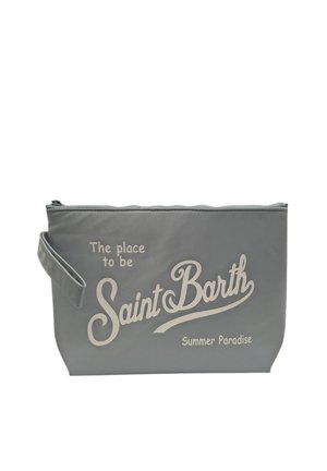 Bustina grigia con cerniera e cinturino da polso, stampata con "The place to be Saint Barth Summer Paradise" in testo chiaro.
