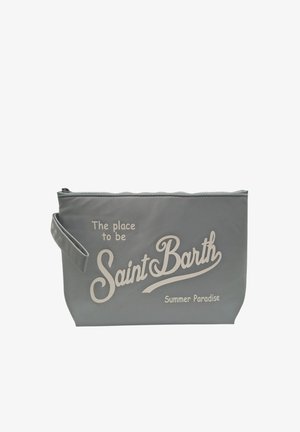 Bustina grigia con cerniera e cinturino da polso, stampata con "The place to be Saint Barth Summer Paradise" in testo chiaro.