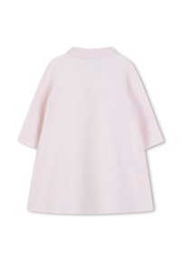 Robe à manches courtes en coton rose pâle, dotée d'un col et d'une coupe évasée. Texture lisse avec un design simple et uni.