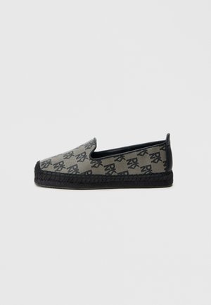 Scarpa slip-on stile espadrillas con tomaia in tela grigia decorata da motivi a teschio neri, suole in gomma nera e suola intermedia in juta intrecciata.