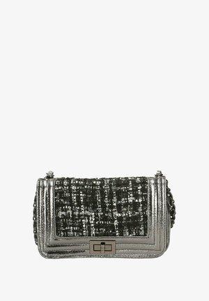 Metalen zilveren handtas met een getextureerde geweven stof aan de voorkant. Beschikt over een rechthoekige vorm, kettingriem en een sluiting met een klapmechanisme.