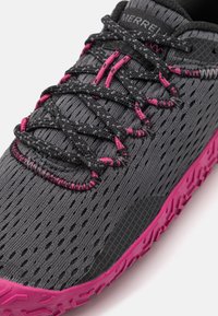 Merrell Chaussures de running sur route - grey