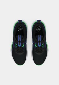 Chaussures de sport noires avec des accents bleus et verts, comprenant une tige en mesh, un embout rond et une semelle contrastante. Lacets et détails du logo inclus.