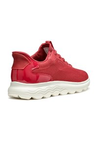 Sneakers rossi in rete con accenti lucidi, suola bianca imbottita e dettagli in tessuto testurizzato. Progettati per traspirabilità e comfort.