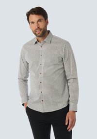 Langsleeve shirt in het wit met een geometrisch blauw en zwart patroon, voorzien van bruine knopen en een button-down kraag.