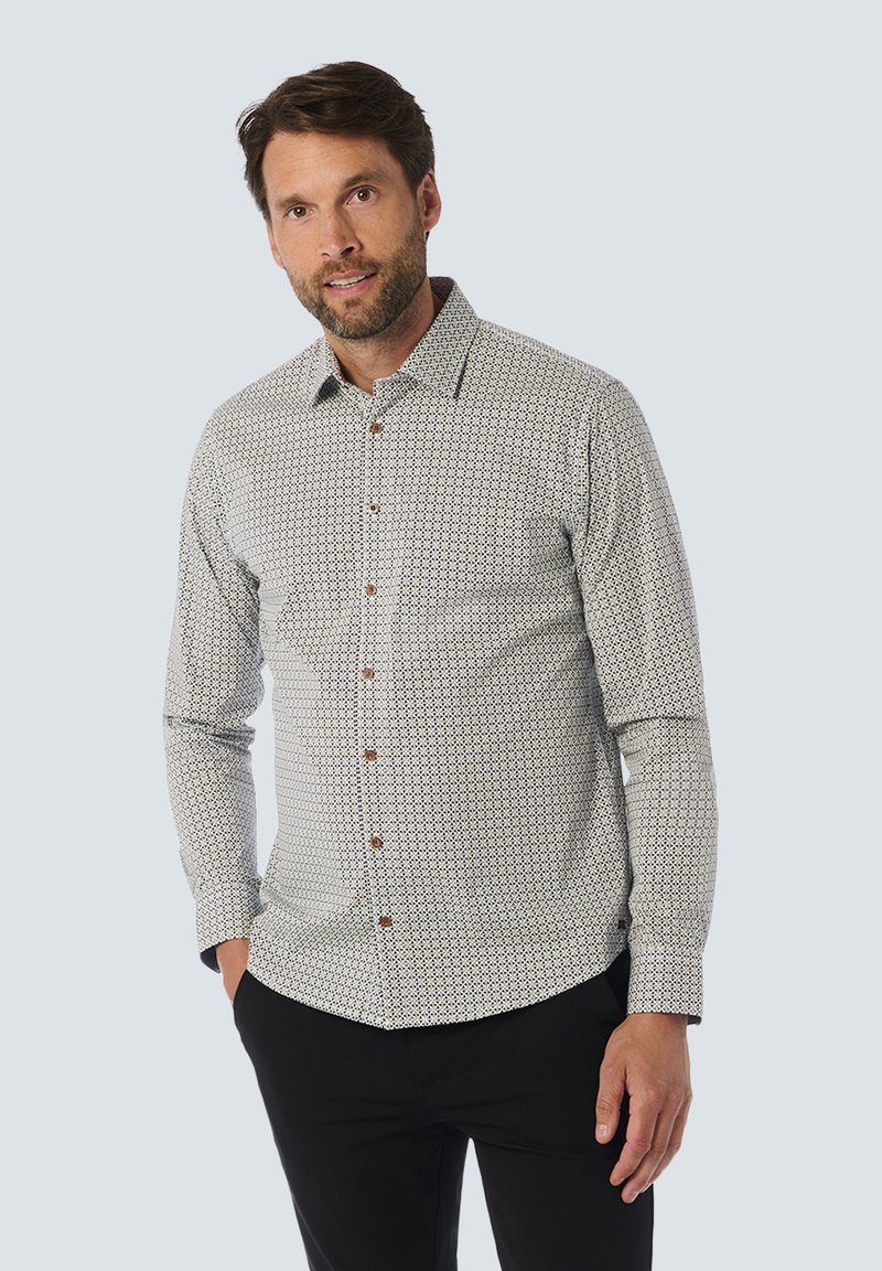Langsleeve shirt in het wit met een geometrisch blauw en zwart patroon, voorzien van bruine knopen en een button-down kraag.