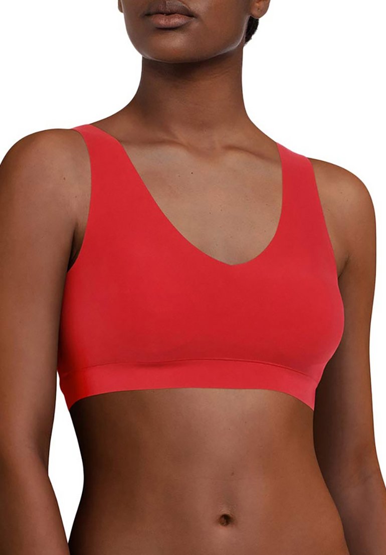 Rotes kabelloses Bralette mit glatter Textur, V-Ausschnitt-Design, breiten Trägern und einem anliegenden Bund, der nahtlosen Halt bietet.