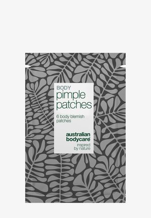 Pochette avec un motif de feuilles en gris foncé et noir, étiquetée "Patches anti-boutons pour le corps, 6 patches contre les imperfections corporelles" de la marque Australian Bodycare.