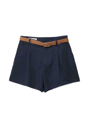 Marineblå skræddersyede shorts med frontplisseringer og et brunt læderbælte med en oval spænde, der er trævlet gennem bæltestropper.