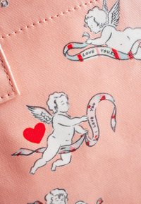 Rosa Stoff mit silbernen Engel-Illustrationen, von denen einige Schriftrollen mit dem Text "LIEBE DICH" und Herzen halten, mit hellroten Akzenten und Details.