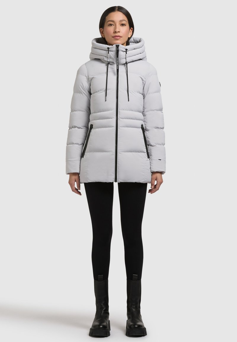 Lysegrå dunjakke med høj krave, lodrette syninger og lynlåslommer, med sorte detaljer og snore til justering.