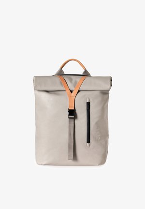 Beige rugzak met oprolbare bovenkant, met een bruine leren riem, verticale ritszak aan de voorkant en zwarte gespsluiting.