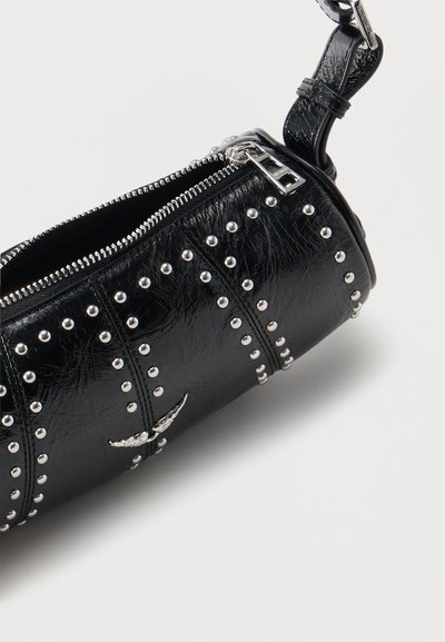 Μαύρο κυλινδρικό δερμάτινο τσαντάκι καρπού με ασημένια καρφιά, κλείσιμο με φερμουάρ και μεταλλικό διακοσμητικό σε σχήμα φτερού στο μπροστινό μέρος.