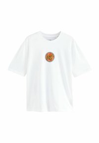 Hvid bomulds t-shirt med korte ærmer, der har et rundt orange og sort "Duffs" logo på midten af brystet. Enkel design.
