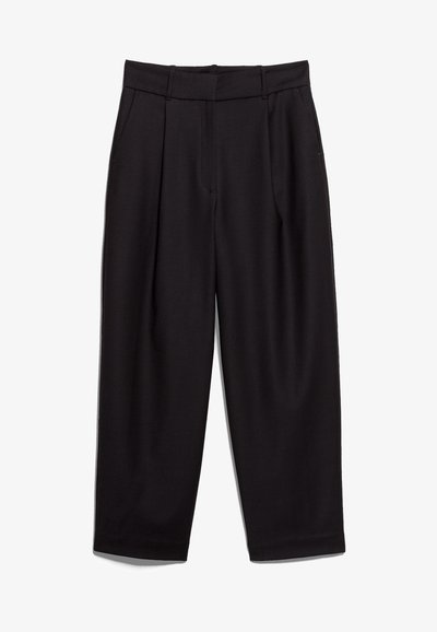 Mustad talje püksid kõrge taljejoonega, plekitud ees ja laiad jalad. Kanga pind tundub sile ja õrnalt tekstureeritud, sobib ametlikuks riietumiseks.