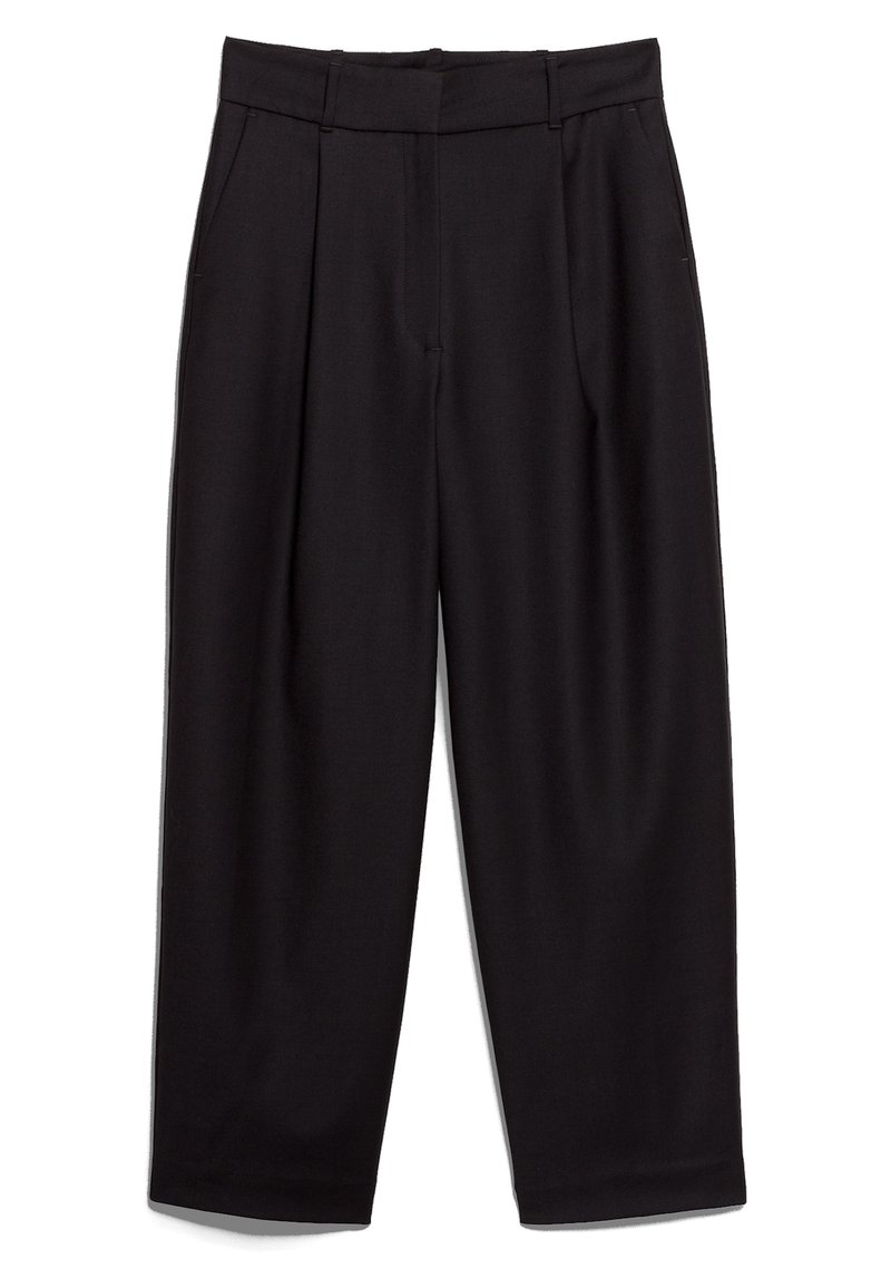 Schwarze maßgeschneiderte Hose mit hohem Bund, gefaltetem Vorderteil und weitem Bein. Der Stoff sieht glatt aus und hat eine subtile Textur, die sich für formelle Kleidung eignet.