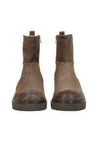 Bottes mi-mollet en daim marron avec une finition lisse, un bout arrondi et des fermetures éclair sur le côté. Elles disposent d'une semelle en caoutchouc épaisse et texturée pour plus de durabilité.