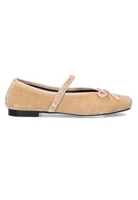 Bailarinas de ante beige con punta redonda, un detalle de lazo y una cinta decorativa con pequeños remaches. Suelas de goma planas.