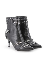 Botas de tobillo de cuero negro con puntas afiladas, acentos de tachuelas plateadas, cremalleras y un tacón bloque cromado. Superficie texturizada con detalles metálicos.