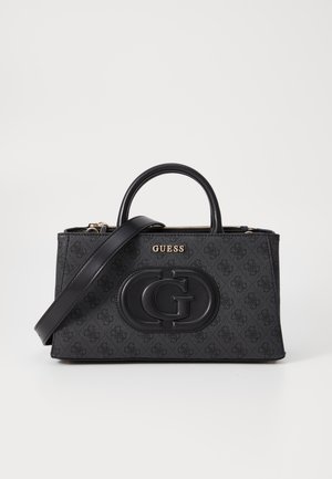 Sac à main synthétique noir au design structuré, avec un logo bien en valeur, des poignées doubles et une bandoulière amovible. Accents en métal doré.