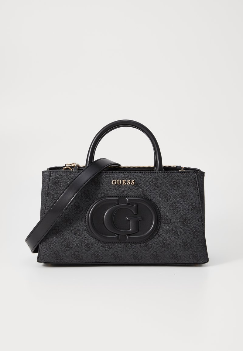 Borsa a tracolla nera in materiale sintetico con un design strutturato, caratterizzata da un logo prominente, manici doppi e una tracolla removibile. Accessori in metallo color oro.