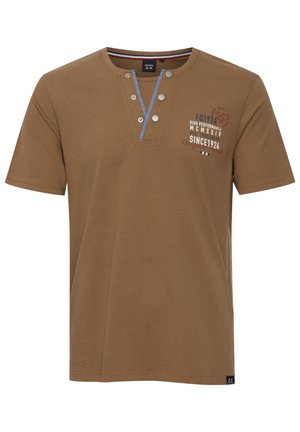 Barna, rövid ujjú V-nyakú póló, patentgombokkal, kék részletekkel és grafikus szöveggel az elülső részén. Puha pamut anyag.