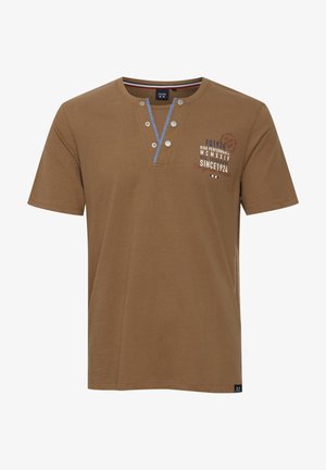 Ruda trumpomis rankovėmis marškinėlė su V formos iškirpte, su spaudėmis, mėlynos detalės ir grafikiniu tekstu priekyje. Minkštas medvilnės audinys.