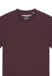 Burgunderfarbendes T-Shirt mit Rundhalsausschnitt aus weicher Baumwolle. Mit einem Etikett mit der Größe "M" und Pflegehinweisen im inneren Kragen.
