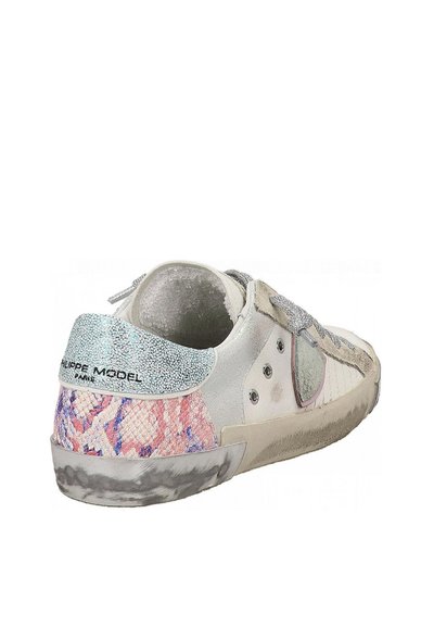 Sneaker con tomaia in pelle bianca testurizzata, accenti in stampa serpente rosa e blu, tacco argenteo glitterato e un distintivo design con lacci.