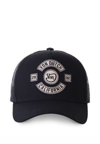 Juoda kepurė su tinklinėmis šoninėmis dalimis, kuriame yra apvalus siuvinėtas logotipas, skaitantis "Von Dutch California", akcentuotas skaičiais 29 ir 92.