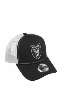 Schwarze Baseballmütze mit einem weißen Netzrücken, auf der Vorderseite mit einem gestickten Miami-Logo in Schwarz und Pink versehen. Verstellbare Größe.