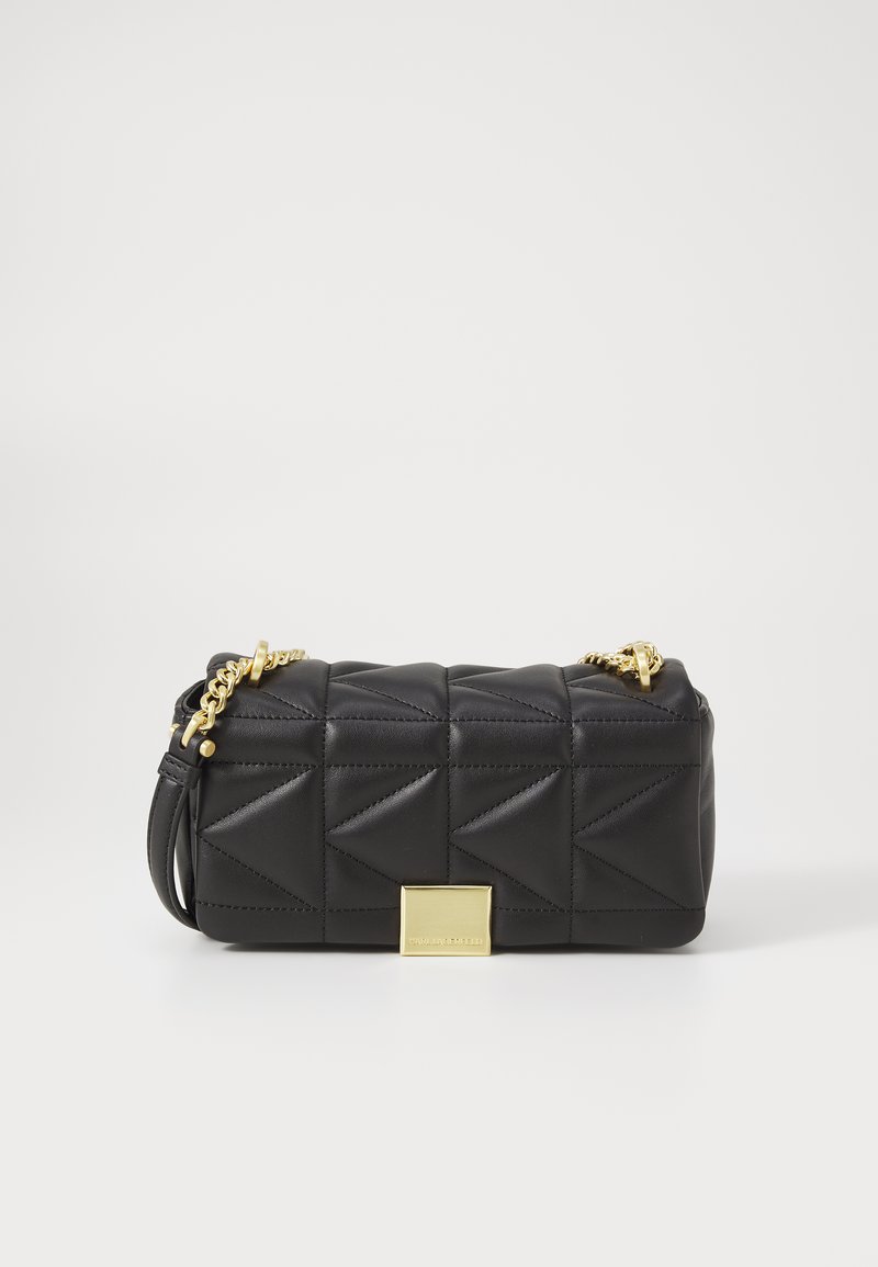 Borsa a tracolla in pelle nera trapuntata con catena dorata, forme rettangolari e un accent in oro quadrato sulla parte anteriore.