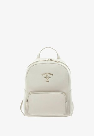 Sac à dos en cuir blanc à la forme arrondie, avec ferrures dorées, poche zippée avant et détail de logo embossé. Bretelles réglables présentes.