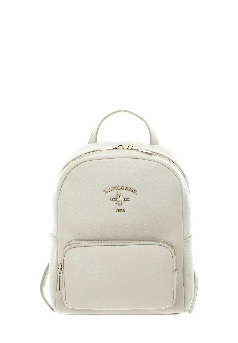 Sac à dos en cuir blanc à la forme arrondie, avec ferrures dorées, poche zippée avant et détail de logo embossé. Bretelles réglables présentes.