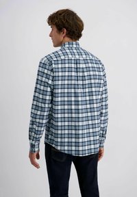 Blauwe geblokte flanellen shirt met lange mouwen, een platte kraag, voorknopsluiting en een gebogen zoom. De stof heeft een zachte textuur.