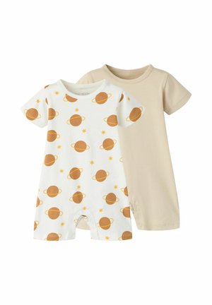 Dwa krótkim rękawem kombinezony dla niemowląt, jeden beżowy, a drugi biały z pomarańczowymi wzorami planet i gwiazd, oba z zatrzaskami na nogawkach.
