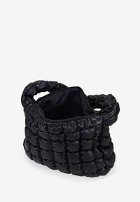 Bolso de mano de cuero negro con un diseño acolchado y voluminoso, un interior espacioso y dos asas trenzadas gruesas. Cierre con cremallera en la parte superior.