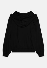 Sweatshirt cropped preto com uma textura suave, mangas longas, um corte relaxado e um capuz largo. Sem padrões visíveis ou detalhes de hardware.