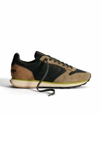 Zapatillas de deporte con cordones, con parte superior de ante negro y marrón, acentos en color oliva y suela de goma texturizada. Presentan un perfil bajo y materiales contrastantes.