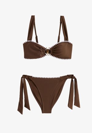 Brauner zweiteiliger Bikini mit weißem gezacktem Abschluss, verstellbaren Schulterriemen am Oberteil und seitlichen Bindebändern am Unterteil.