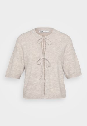 Cardigan en tricot beige clair avec un col rond, des manches courtes et une fermeture à nouer à l'avant. Texture douce avec un motif subtil.