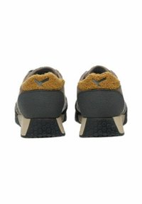 Sneaker neri e marroni con unAccento di tacco in camoscio, suola in gomma testurizzata e un semplice dettaglio con logo sulla parte posteriore.