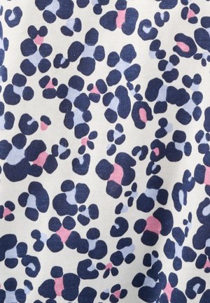 Tessuto di cotone con stampa astratta di leopardo in blu navy, blu chiaro e rosa su uno sfondo bianco. Presenta dimensioni e forme variabili.