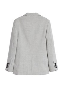 Blazer grigio chiaro con tessuto testurizzato, rever a punte e tre bottoni neri su ciascun polsino. Il design sul retro è semplice e sartoriale.