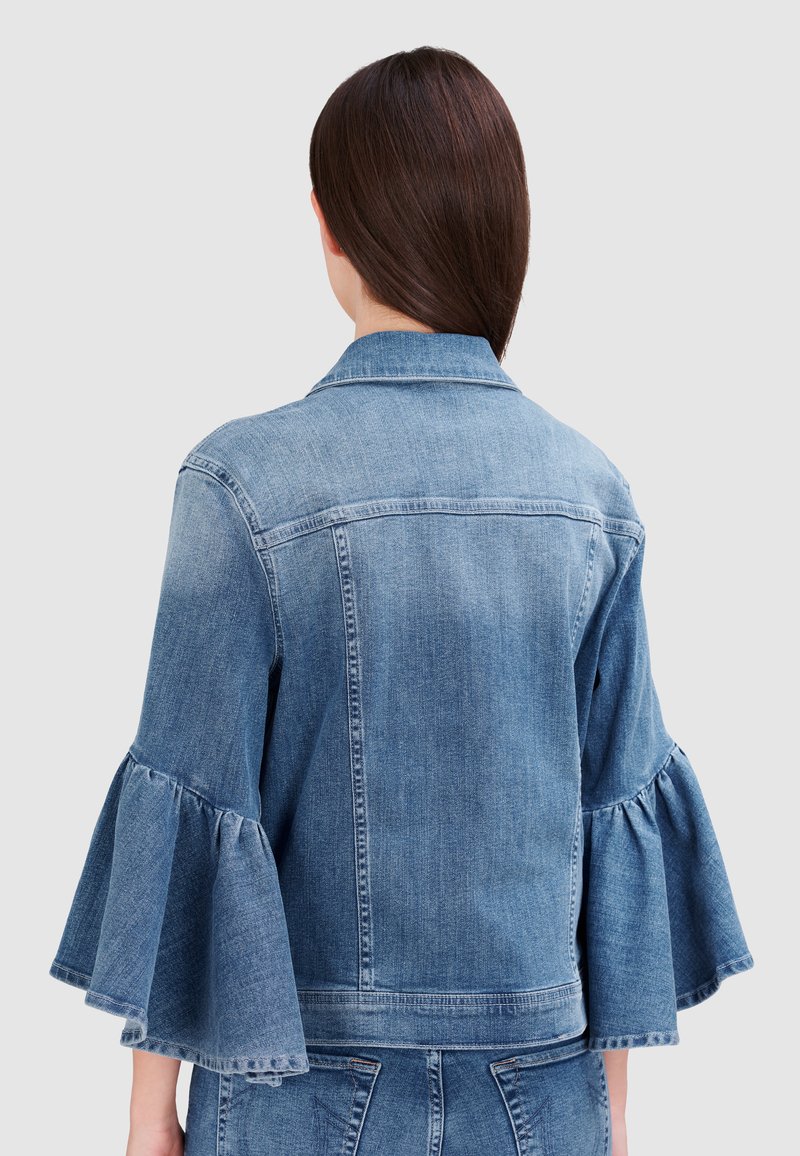 Jeansjacke mit dreiviertel Glockenärmeln, hellblauer Waschung und Rückenpasse. Glatte Textur und klassisches Kragen-Design.