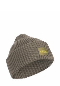 Bruine gebreide beanie met een geribbelde structuur, voorzien van een rechthoekig logopatch in lichtgroen. De muts heeft een opgerolde boord aan de onderkant.