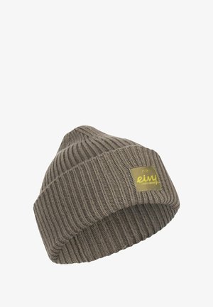 Braun gestrickte Mütze mit gerippter Textur, die ein rechteckiges Logo-Patch in Hellgrün trägt. Die Mütze hat einen umgeschlagenen Saum am unteren Ende.