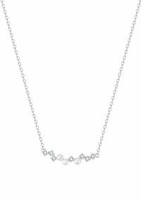 Collana in argento con tre perle tonde e accenti di pietre brillanti, dal design delicato e minimalista.